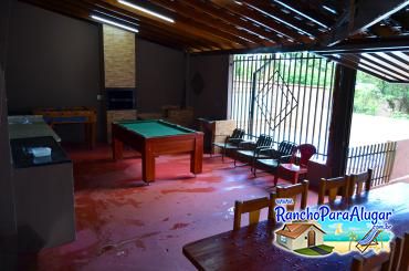 Rancho Show Barbosa 1 para Alugar em Miguelopolis - Varanda com Mesa de Bilhar