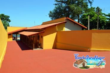 Rancho Araújo para Alugar em Miguelopolis - Estacionamento Interno