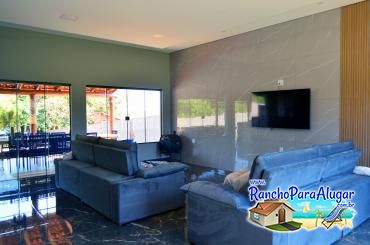 Rancho Recanto da Amora para Alugar em Miguelopolis - Sala com tv