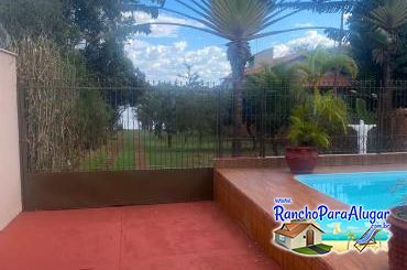 Rancho 4 Estações para Alugar em Miguelopolis - Vista da Piscina para o Rio