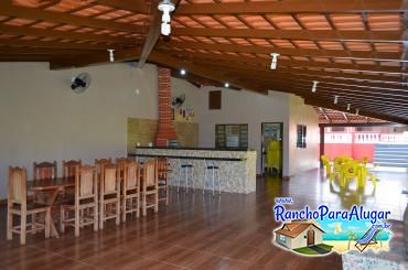 Rancho Gambi para Alugar em Miguelopolis - Varanda com Área para Churrasco e Cozinha