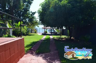 Rancho Tô de Boa para Alugar em Miguelopolis - Vista da Piscina para o Quiosque