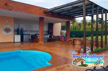 Rancho Alameda das Orquídeas II para Alugar em Miguelopolis - Vista da Piscina para a Área de Churrasco