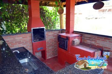 Rancho Tropical para Alugar em Miguelopolis - Área para Churrasco do Quiosque