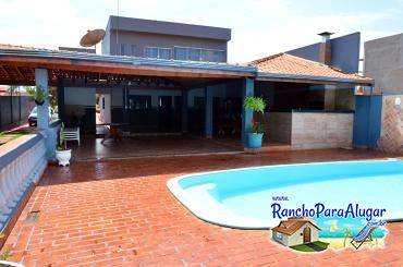 Rancho Laura Mariana para Alugar em Miguelopolis - Vista da Piscina para a Varanda