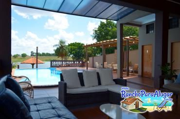 Rancho Imperador para Alugar e à Venda em Miguelopolis - Varanda ao Lado da Piscina