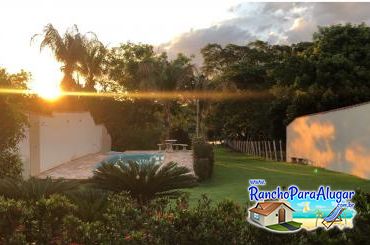 Rancho Alvorada para Alugar em Miguelopolis - Vista da Casa para a Piscina