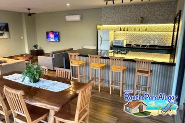 Rancho Alquimista para Alugar em Miguelopolis - Sala com Cozinha Interna