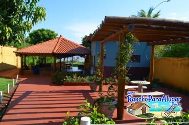 Rancho Castelo 2 para Alugar em Miguelopolis - Vista da Piscina para o Pergolado