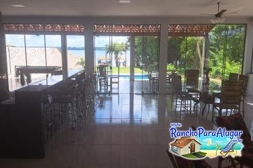 Rancho Pontal do Rio Grande 2 para Alugar em Miguelopolis - Sala com Vista para o Lago