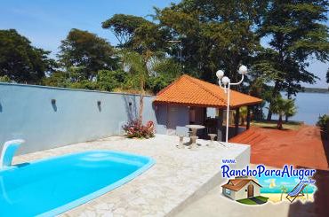 Rancho Santa Luzia para Alugar em Miguelopolis - Vista da Piscina para o Quiosque