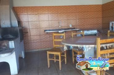 Rancho Recanto Verde para Alugar em Miguelopolis - Cozinha e Área de Churrasco
