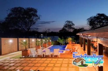 Rancho Recanto das Palmeiras 2 para Alugar em Miguelopolis - Vista da Casa para a Piscina