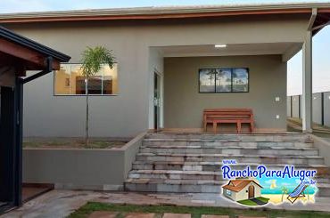 Rancho Recanto das Palmeiras 2 para Alugar em Miguelopolis - Vista da Piscina para a Casa