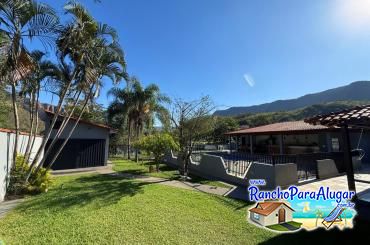 Rancho Só Encanto para Alugar em Ibiraci - Vista da Casa para a Piscina