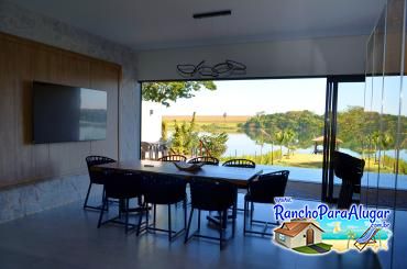 Rancho Flamboyant para Alugar em Miguelopolis - Vista da Sala para a Piscina