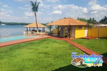 Rancho Recreio 3 para Alugar em Miguelopolis - Vista da Casa para a Piscina