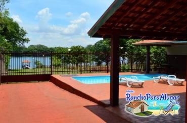 Rancho Freitas para Alugar em Miguelopolis - Varanda ao Lado da Piscina