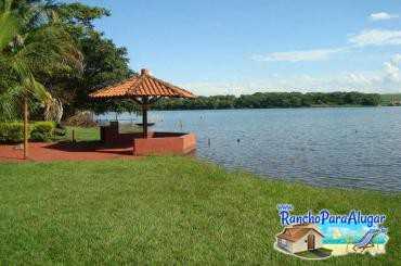 Rancho do Peixe - Pacu para Alugar em Miguelopolis - Vista do Píer Para o Quiosque