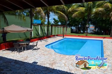 Rancho Giroldo 1 para Alugar em Miguelopolis - Vista da Área de Churrasco para a Piscina